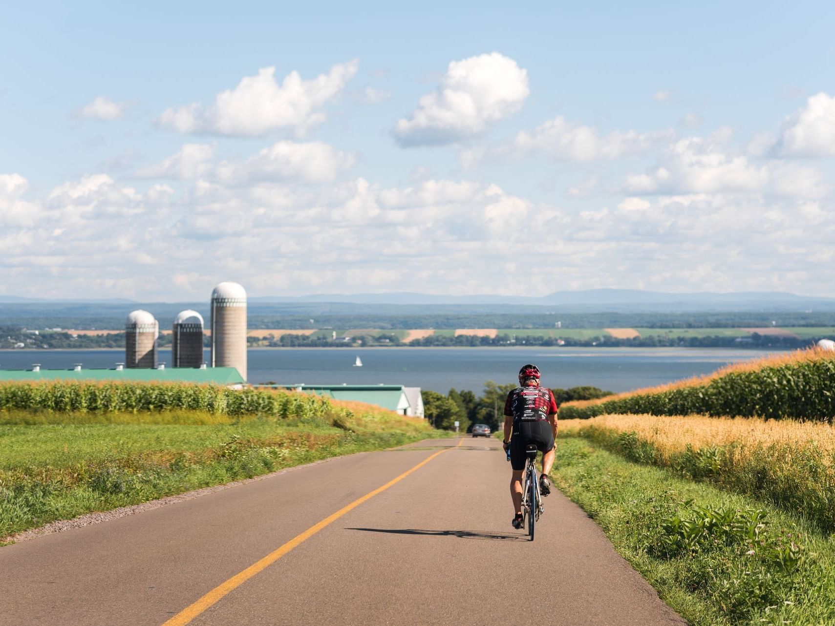 une personne à vélo