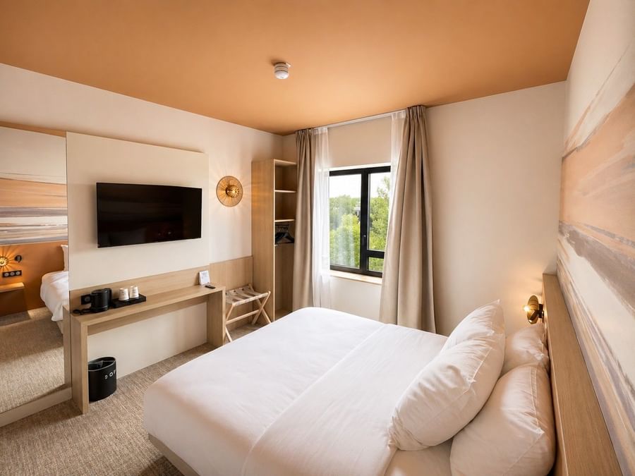 Chambre double classique élégante avec vue et télévision à Osmo Hôtel Chantepie
