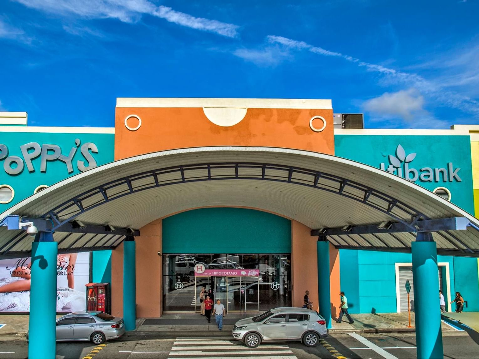 entrada al centro comercial albrook