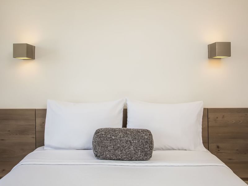 Primer plano de una cama doble en una habitación accesible en One Hotels