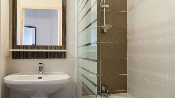 Bathroom bathtub & vanity area at Hotel L'Acropole