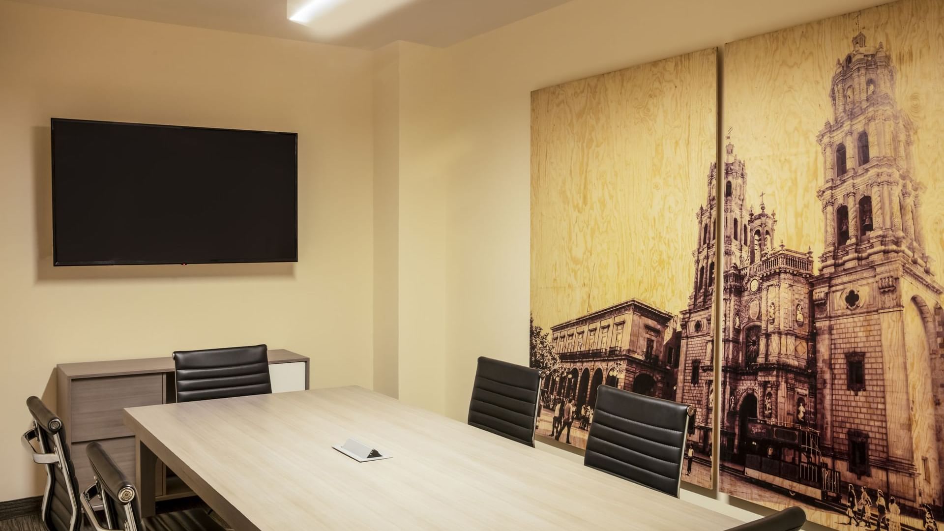 Conference setup in meeting room at FI San Luis Potosí Oriente