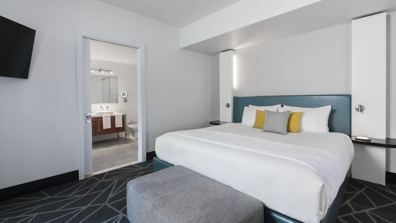 Penthouse Suite de la Montagne with a bed and a door open to the bathroom at Warwick Le Crystal