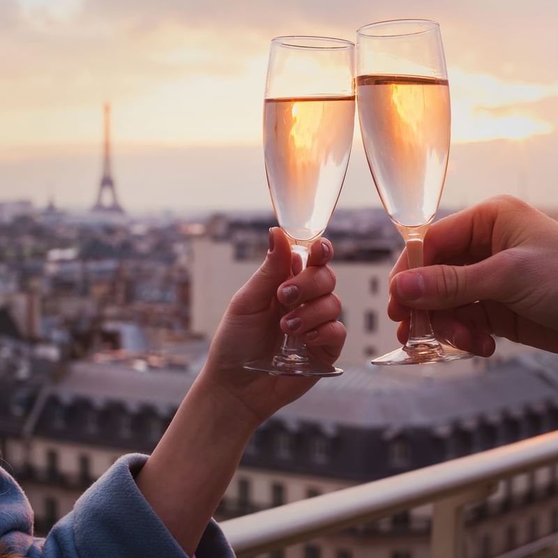 Lovers drinking a glass of champagne in front of the Effel tower at Hôtel Westminster - Paris