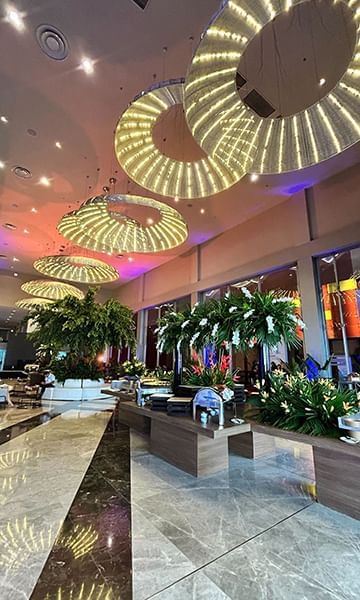 Elegante vestíbulo con asientos en Megapolis Hotel Panamá