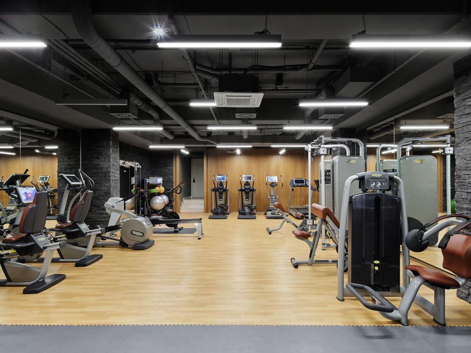 Fitnesscenter mit verschiedenen Trainingsgeräten im Titanic Gendarmenmarkt Berlin