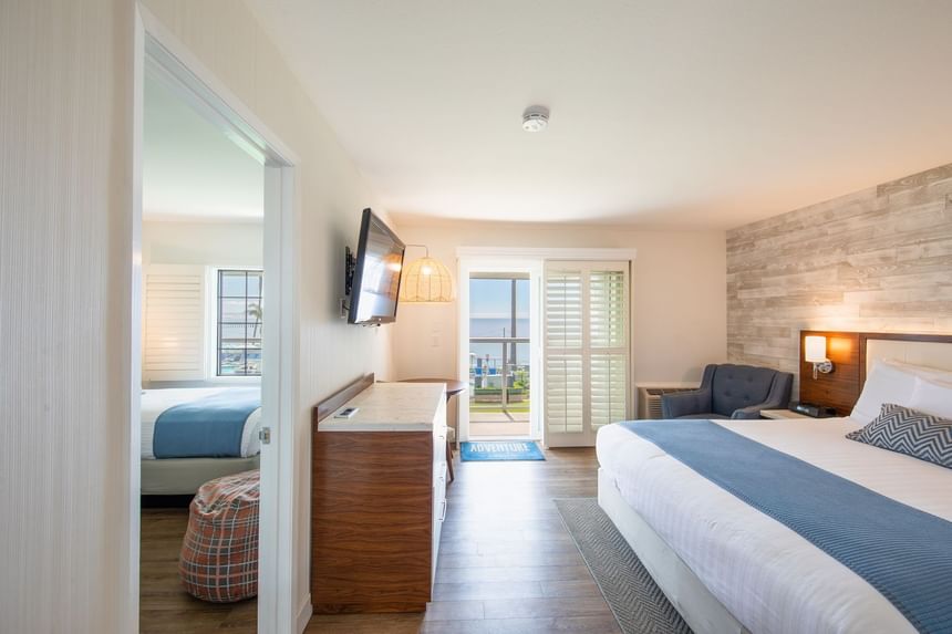 Hotel room with 1 bed and door to another bedroom