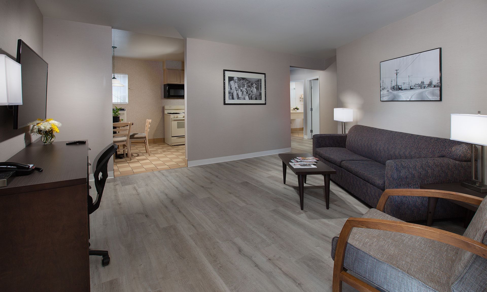 The Safari Inn - Superior Suite King Living Room