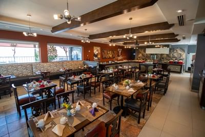 Dining area with buffet table in Fonda de San Luis at Hotel Mirra, hotel in San Luis, Rio Colorado with restaurant and bar