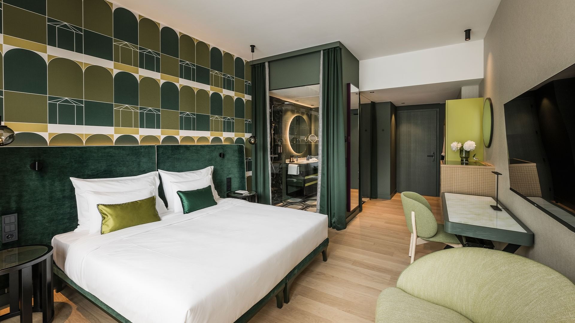 Camera Grand Deluxe con decorazioni moderne al Falkensteiner Hotel Bozen WaltherPark.