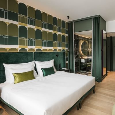 Camera Grand Deluxe con decorazioni moderne al Falkensteiner Hotel Bozen WaltherPark.