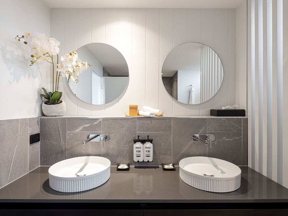 junior suite twin bathroom sinks