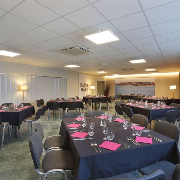 Table arrangement in Saint-Malo Room at The Originals Hotels