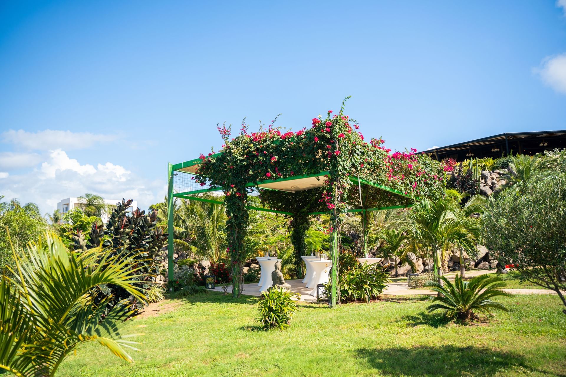 MICE-faciliteiten buitenpaviljoen versierd met roze bougainvillea, omgeven door weelderig groen bij Golden Rock Resort
