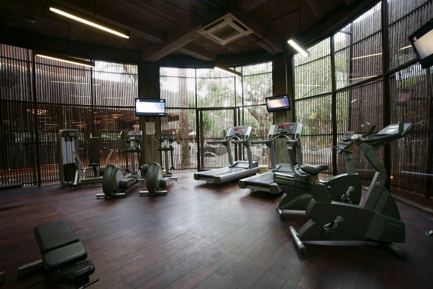 Gym dengan treadmill, stasiun latihan, dan jendela besar di Peppers Seminyak