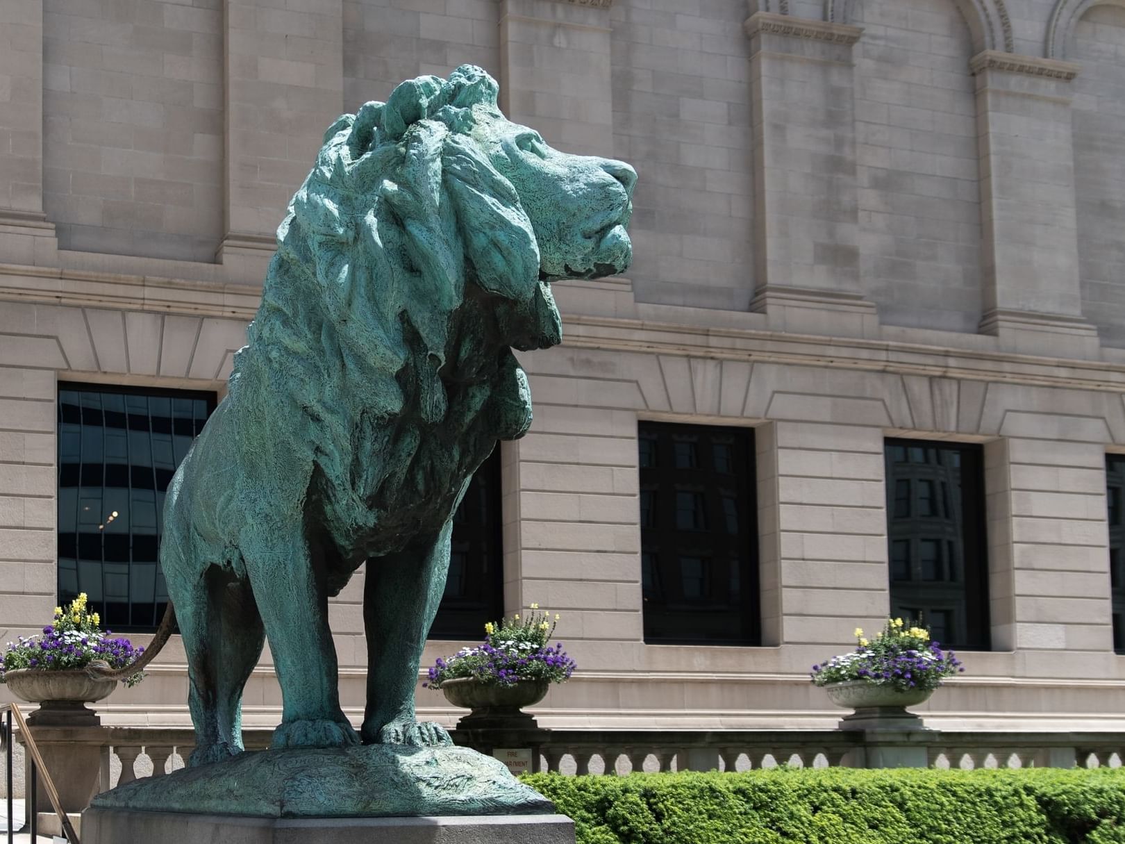 A lion statue of The Art Institute of Chicago near Saint Clair