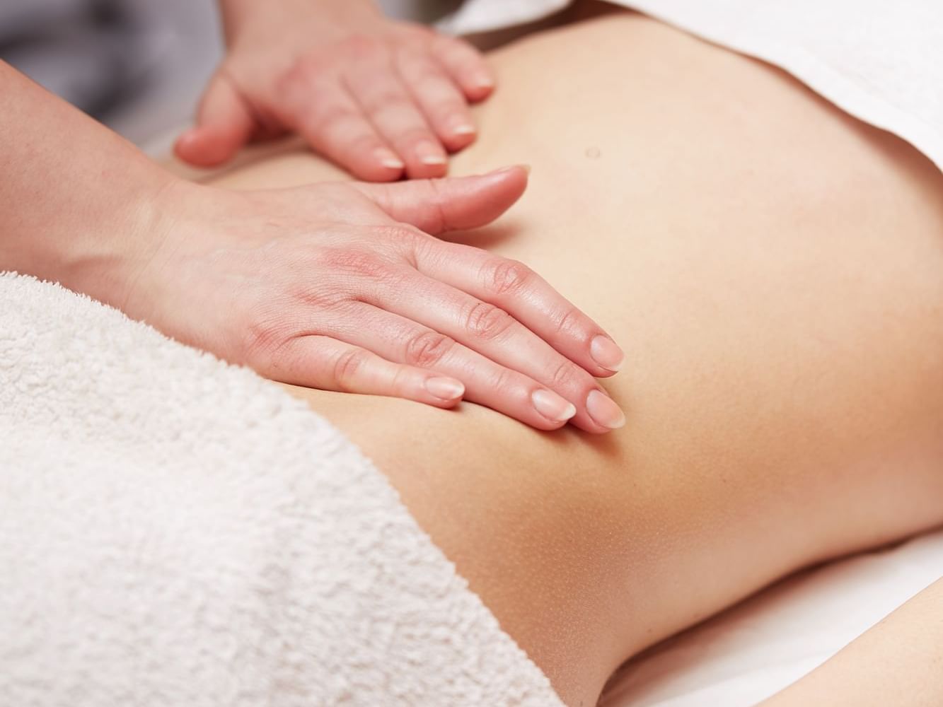entspannende Rückenmassage im Wellnesshotel Liebes Rot Flüh, Tannheimer Tal