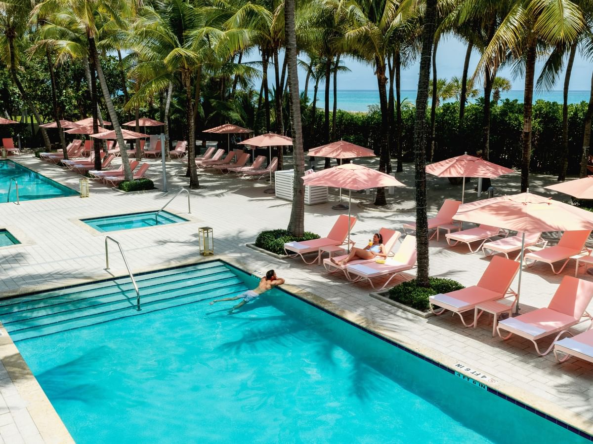 Des clients se détendant sur des transats au Grand Beach Hotel de Miami Beach, mettant en avant cet hôtel confortable de Miami Beach doté d'une piscine