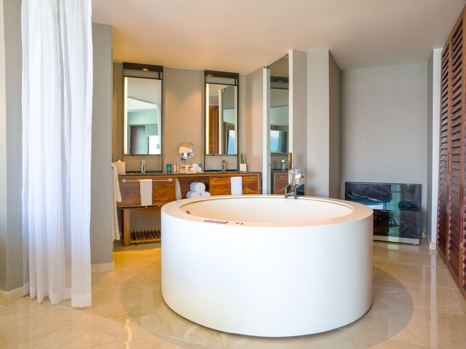 Jacuzzi, Mirrors & Towels in Aqua suite, Live Aqua Beach Resort