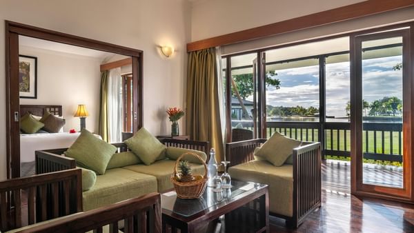 Salon confortable avec canapé et balcon au Naviti Resort Fiji.