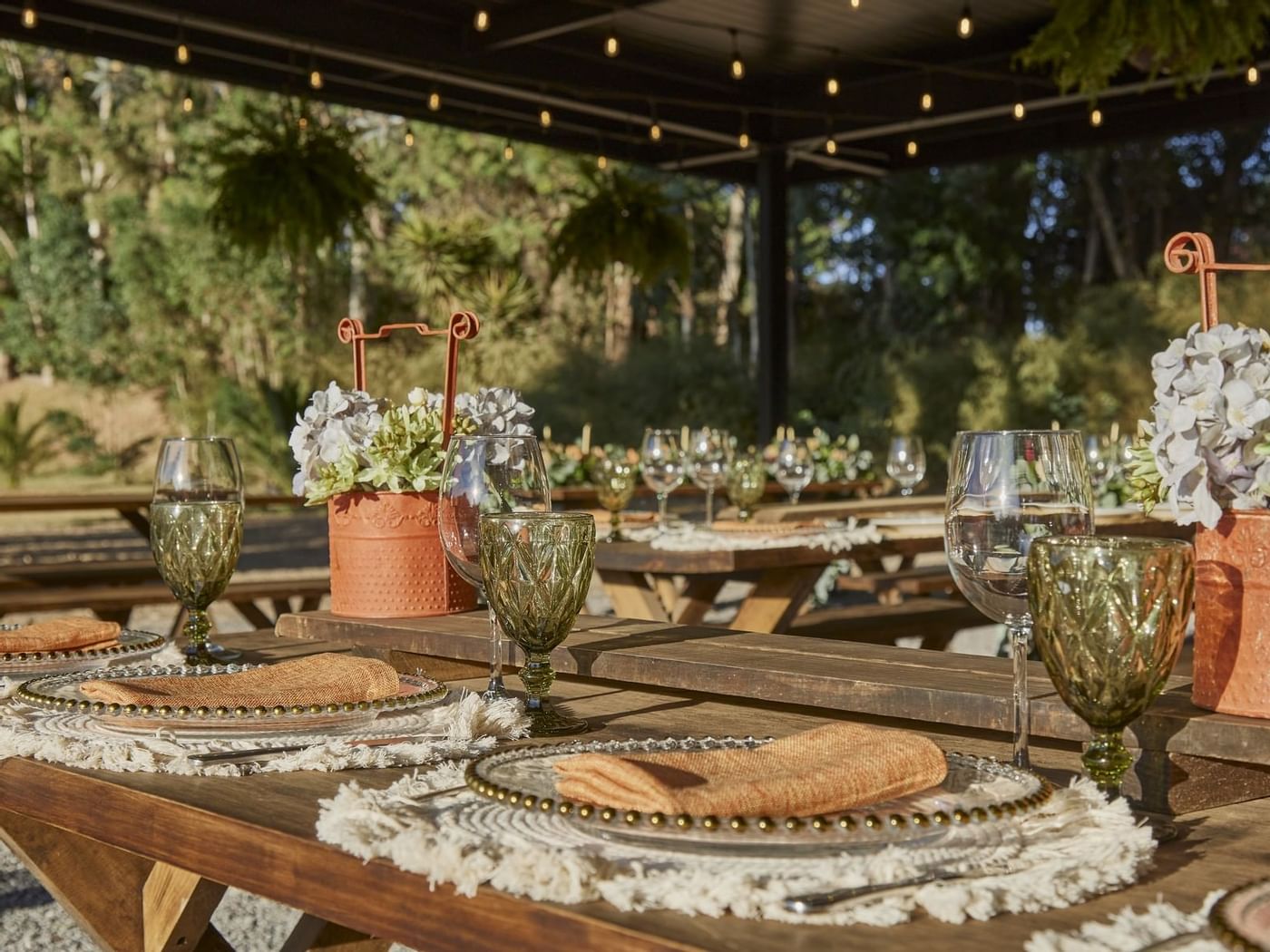 Una mesa elegante puesta en Hoteles Fiesta Americana