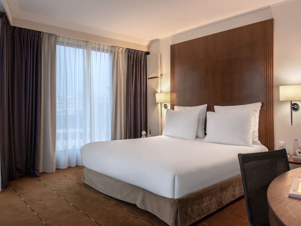 Élégante chambre Supérieure dotée d'un grand lit et d'une décoration moderne au Warwick Geneva à Genève.