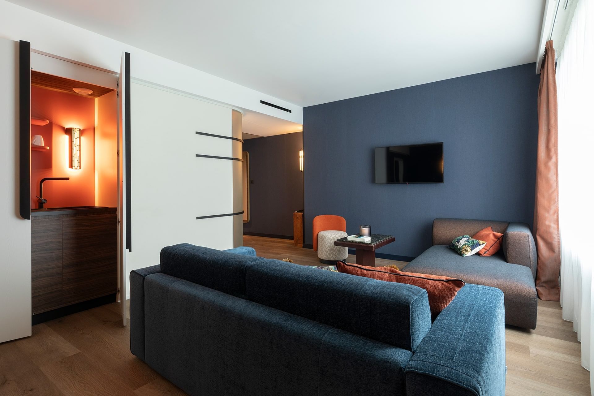 Canapé confortable avec TV dans une Suite à l'Oceania Le Conti Brest