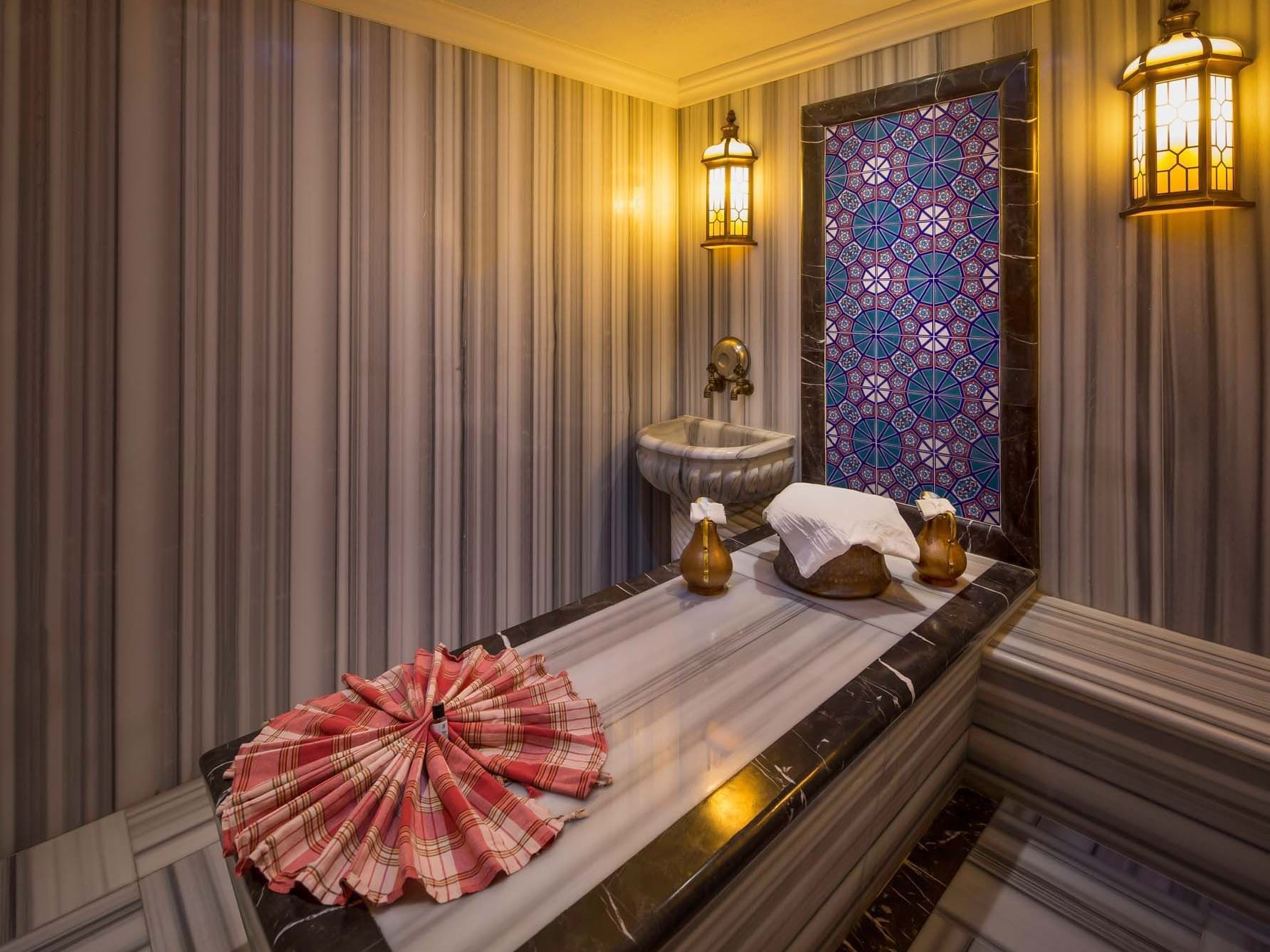 Titanic Port Bakırköy'deki BeFine Spa’nın dingin atmosferinde, lavabolu ısıtmalı taş yataklar bedeninizi sararken, sıcaklığın ve sessizliğin uyumunu hissedin.