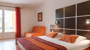 Comfort Double bedroom with a king bed at Hotel Cote Sud