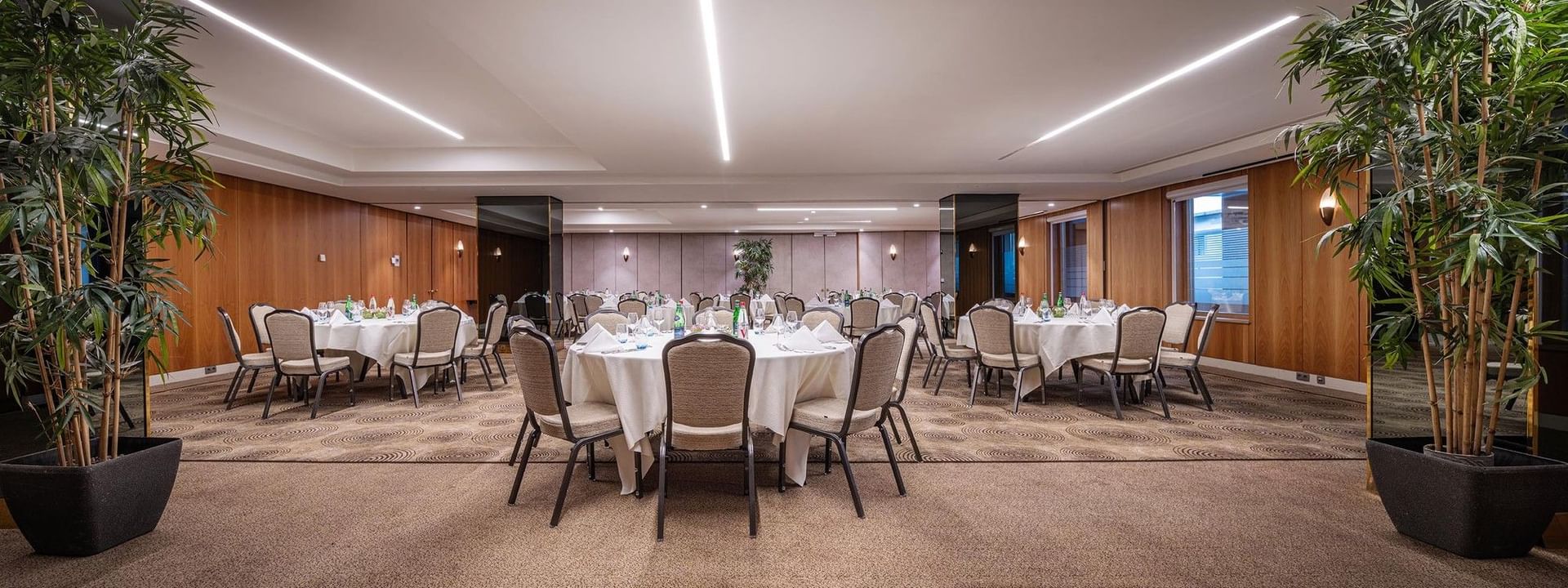 Élégante salle de réception Westminster A+B avec tables et chaises au Warwick Grand-Place de Bruxelles.