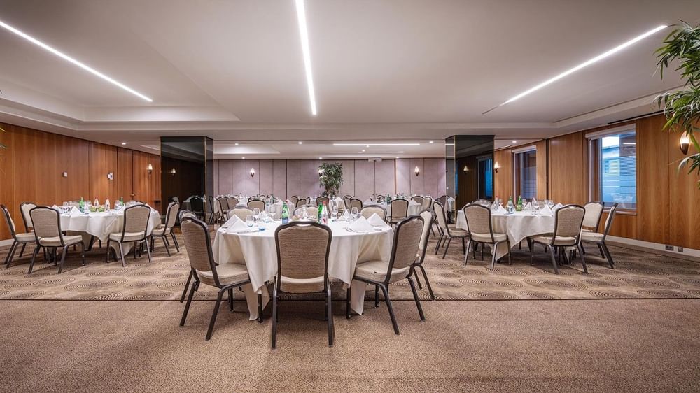 Élégante salle de réception Westminster A+B avec tables et chaises au Warwick Grand-Place de Bruxelles.