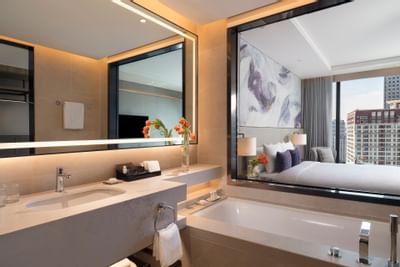 Bathroom with a bathtub in Club room at Carlton Hotel Bangkok Sukhumvit