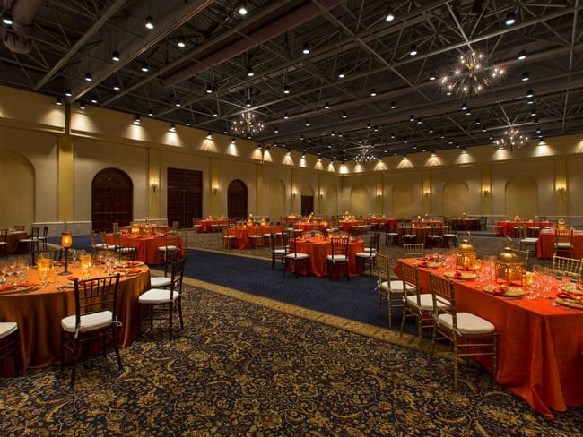 Salón de baile Hacienda con mesas e iluminación cálida en Hacienda del Mar Los Cabos