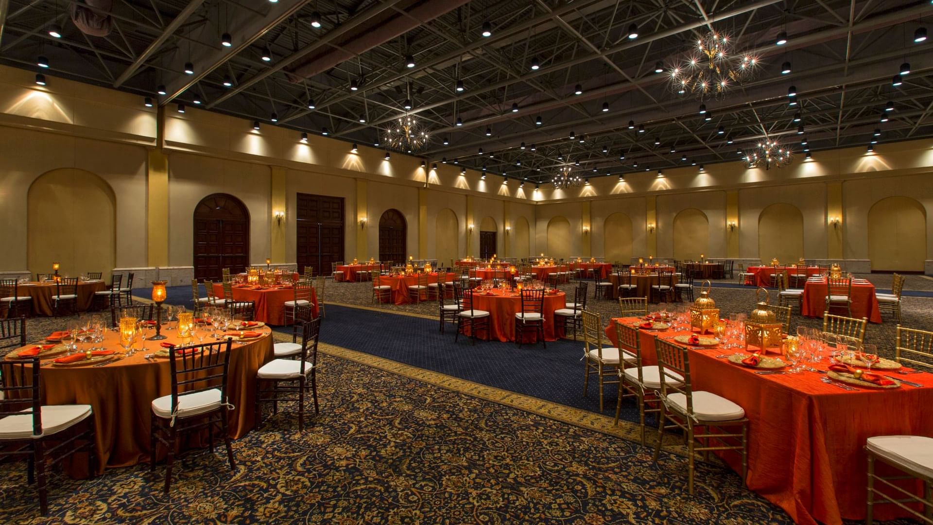 Salón de baile Hacienda con mesas e iluminación cálida en Hacienda del Mar Los Cabos