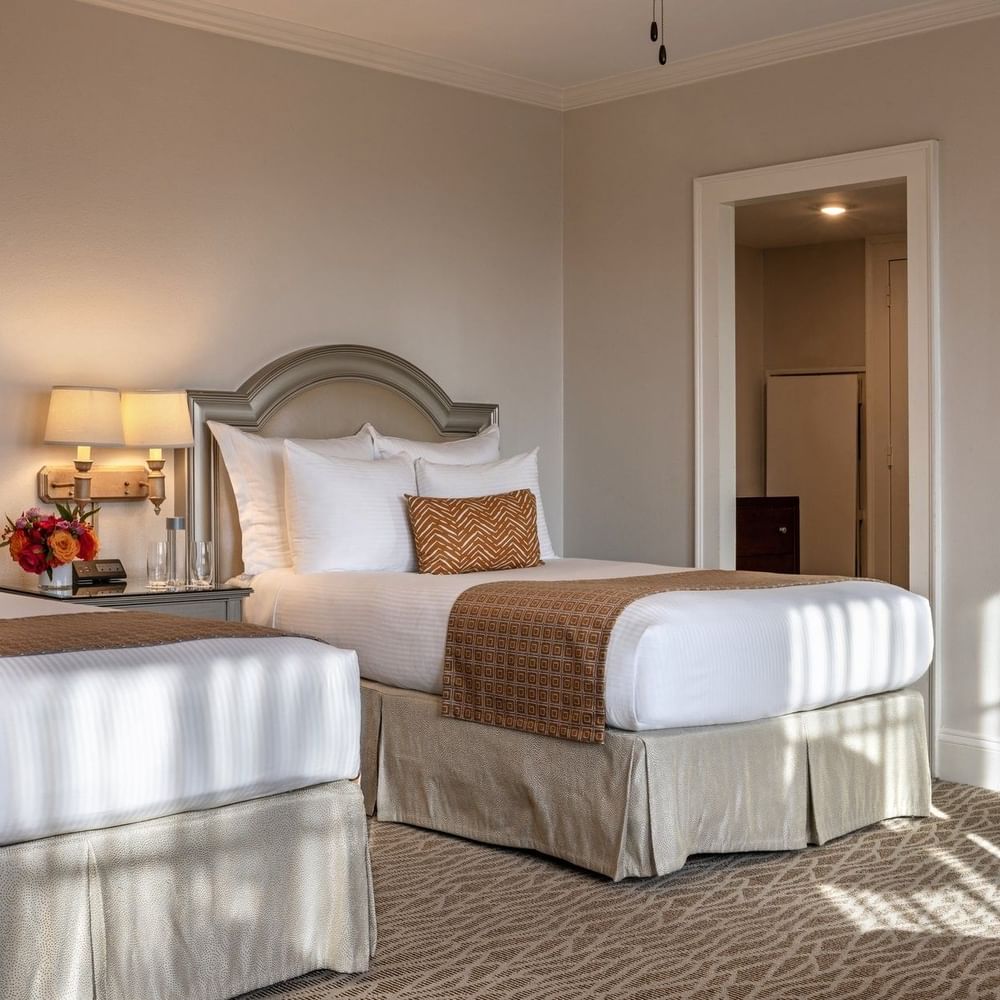 Two beds in a Deluxe Double room at Warwick Melrose in Dallas.