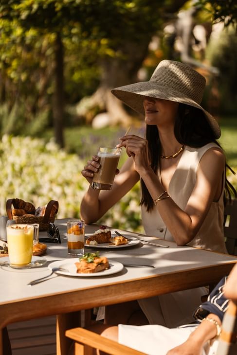 Femme élégante dégustant un café et un petit-déjeuner à Ibiza Gran Hotel Custom