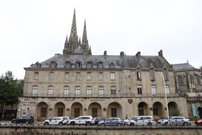 Vue extérieure du Musée Départemental Breton près des Hôtels Oceania
