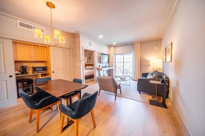 Dining area in King Junior Suite Balcony room at Hotel Weyanoke