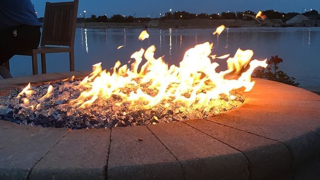 Primer plano de una chimenea ardiente en Live Aqua Resorts