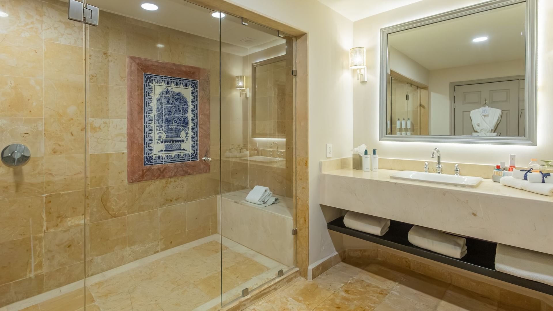 Baño de mármol con ducha de cristal, mosaico decorativo y tocador amplio en Quinta Real Monterrey, San Pedro Garza García