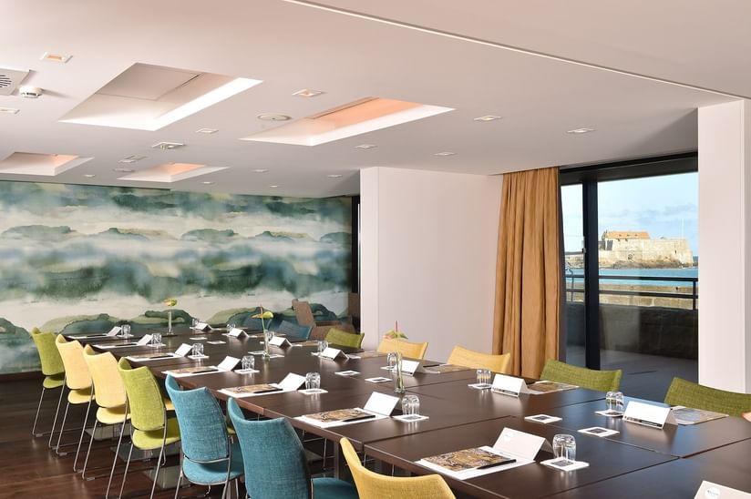 Square-shaped meeting room arranged at Oceania Saint-Malo