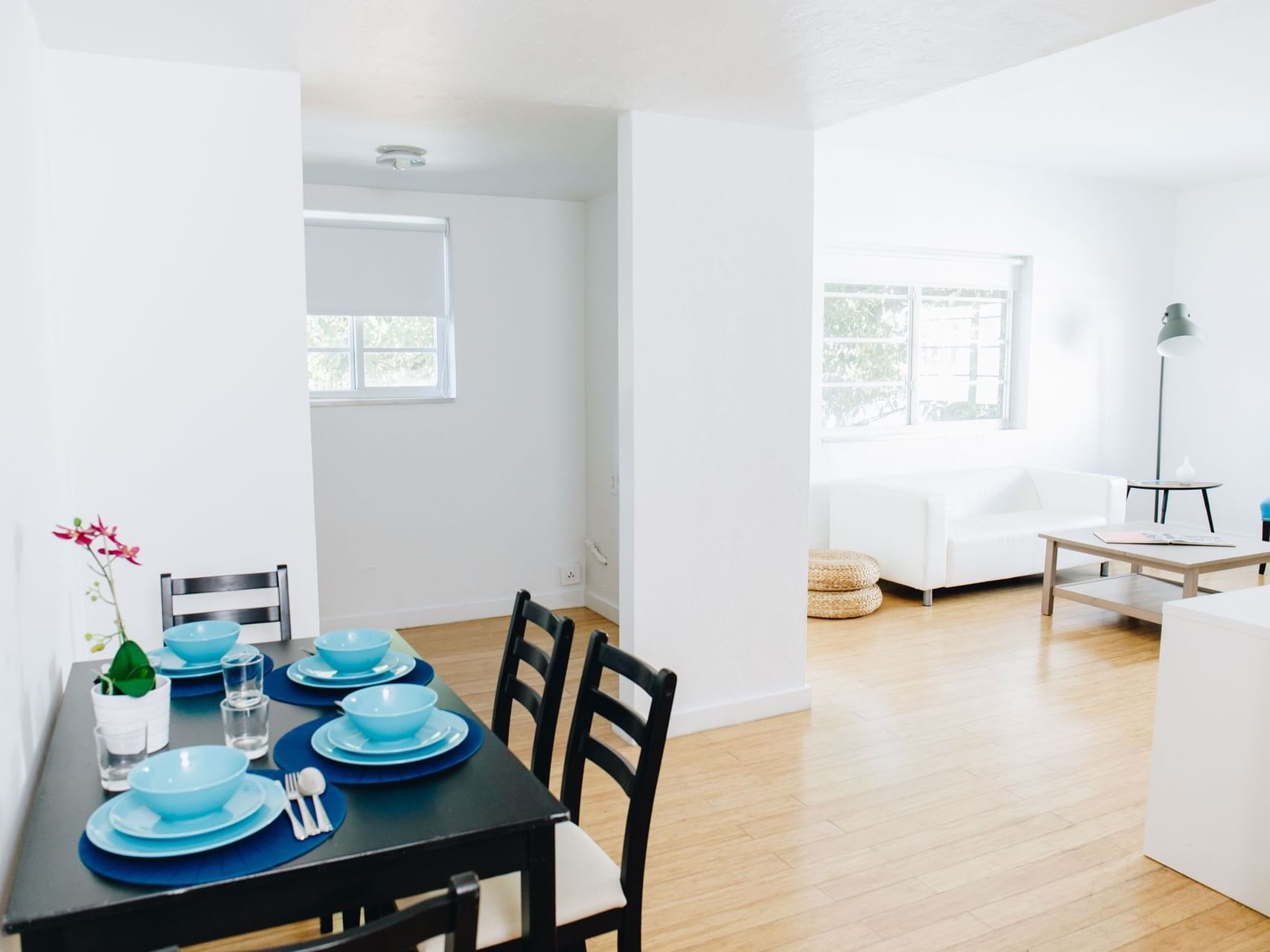 Interior de una suite con áreas de comedor y sala de estar en Aqua Hotel