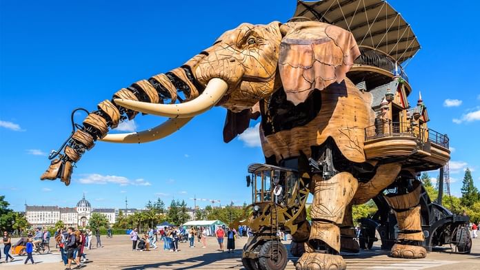 Les Machines de l'Île, Majestic elephant statue near Oceania Hotels