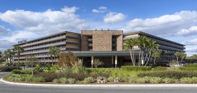 Scenic view of the entrance & lawn at Rosen Inn International