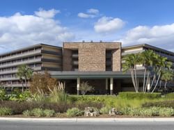 Exterior view of Rosen Inn International with lush greenery