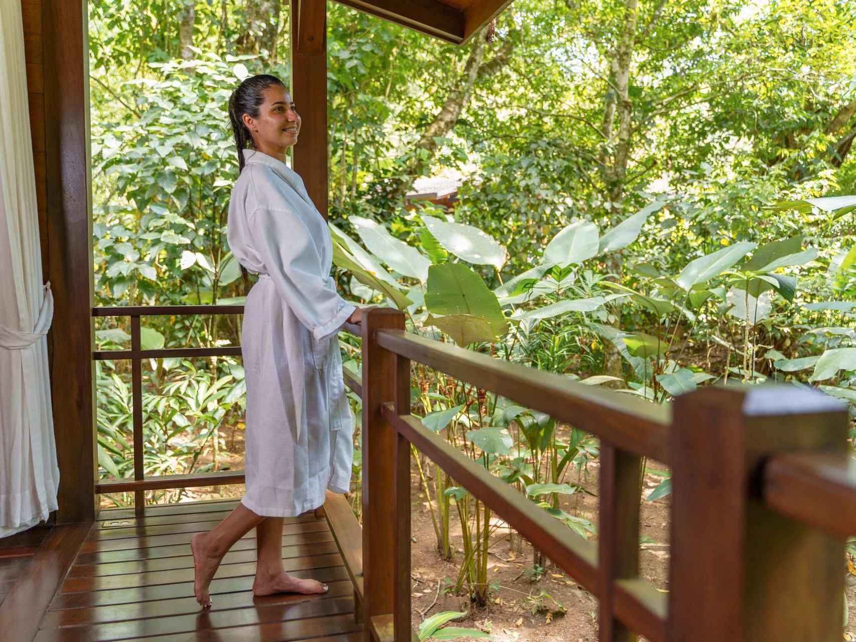 Mujer disfrutando de la naturaleza en la cabaña en Playa Cativo Lodge