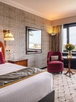 Luxe Superior Kamer met uitzicht en comfortabele zitjes bij Hotel Barsey by Warwick in Brussel.