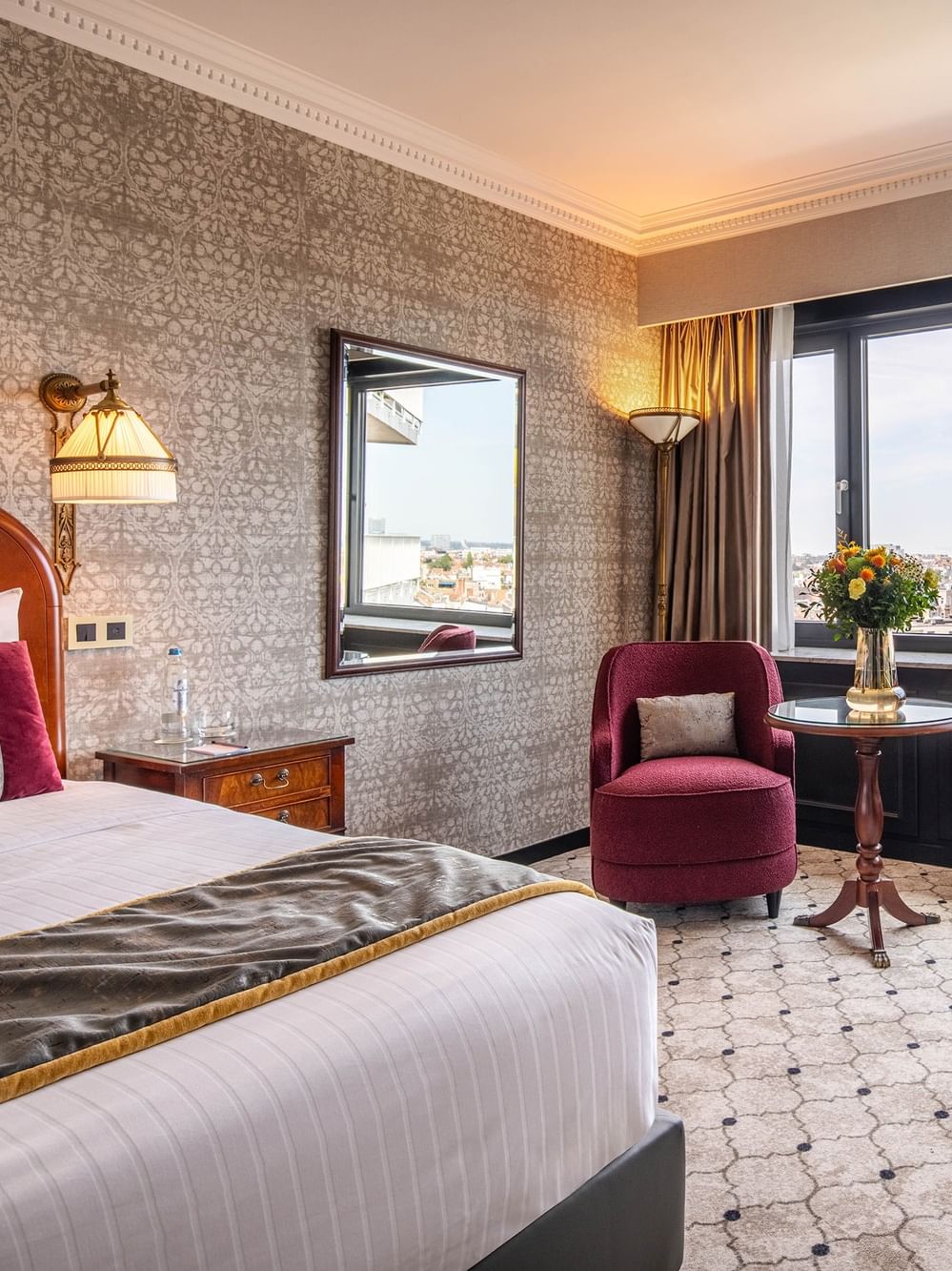 Luxe Superior Kamer met uitzicht en comfortabele zitjes bij Hotel Barsey by Warwick in Brussel.