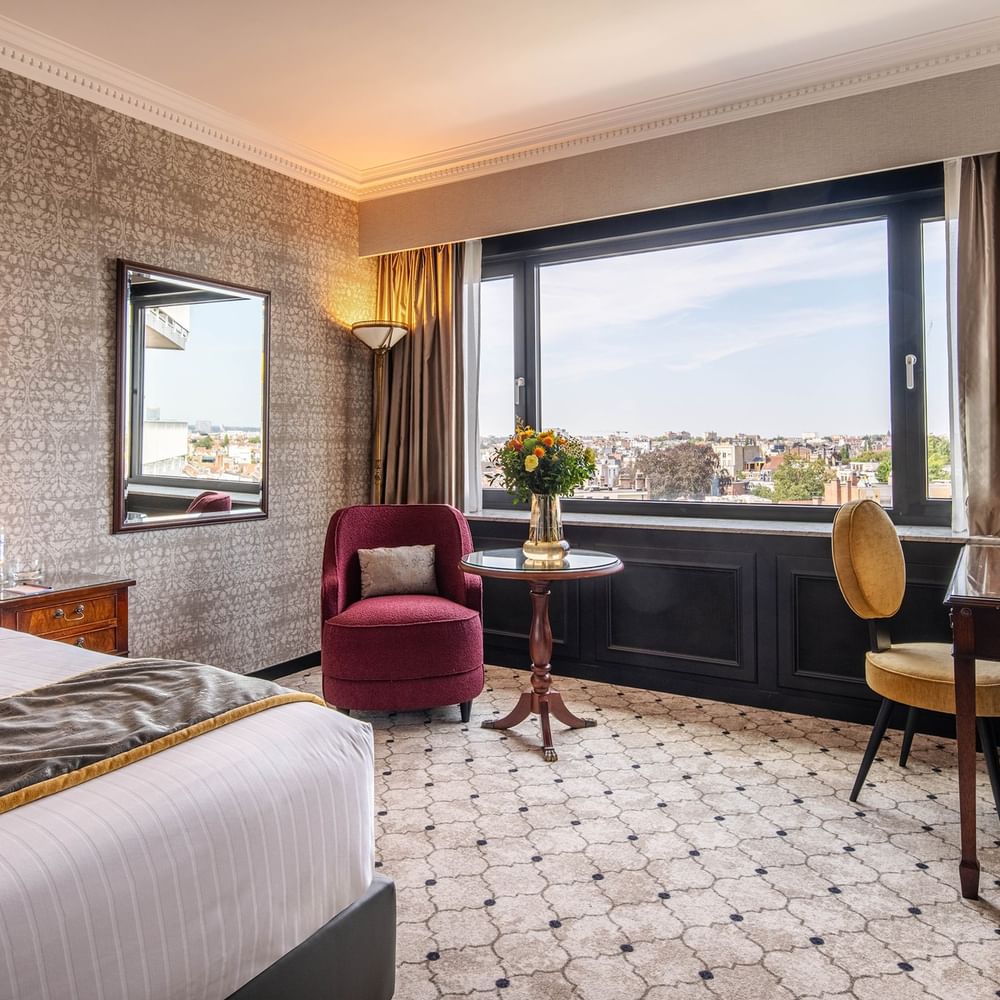 Luxe Superior Kamer met uitzicht en comfortabele zitjes bij Hotel Barsey by Warwick in Brussel.