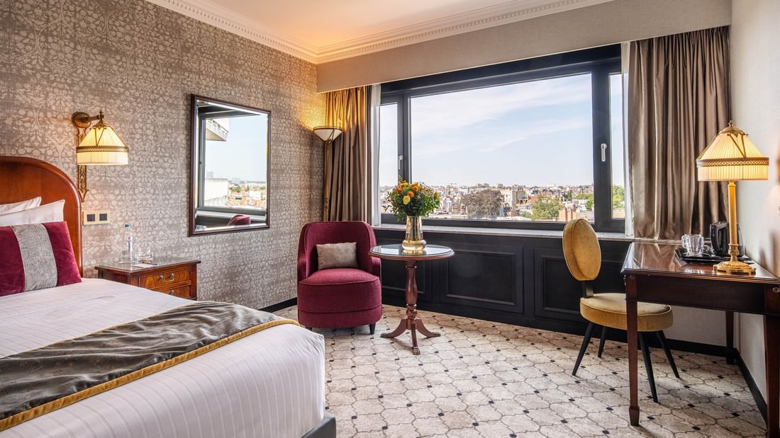 Luxe Superior Kamer met uitzicht en comfortabele zitjes bij Hotel Barsey by Warwick in Brussel.